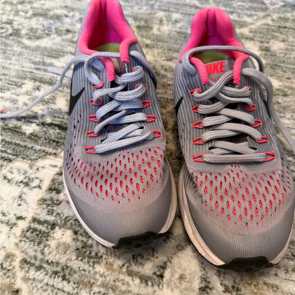 Nike Kids Sneakers in Gray and Pink